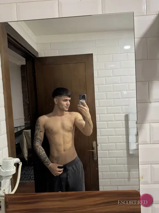 Aleo, British male escort in Macau — photo 4