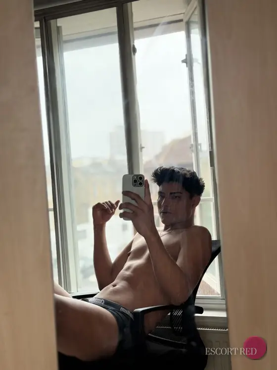 Calvin, Brazilian male escort in Bangkok — photo 3