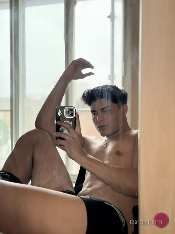 Calvin, Brazilian male escort in Bangkok — photo 4