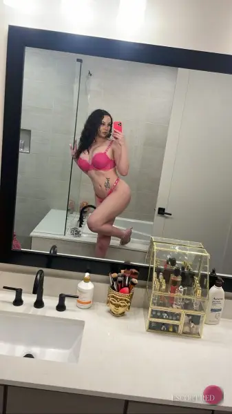 Carolina, British trans escort in Hong Kong
