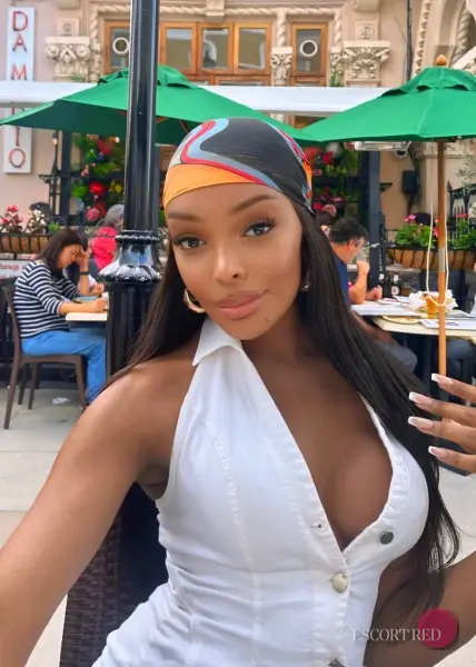Colette, Brazilian trans escort in Hong Kong — photo 3
