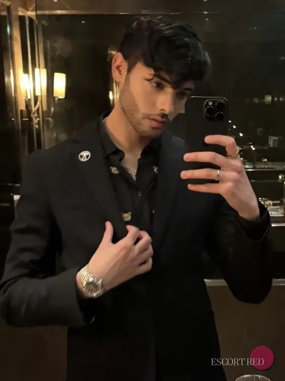 Lucas, British male escort in Tokyo — photo 4