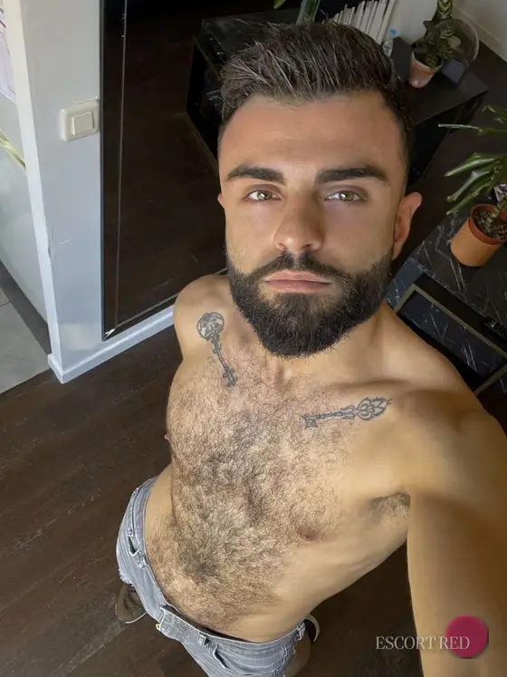Thom, British male escort in Macau — photo 3