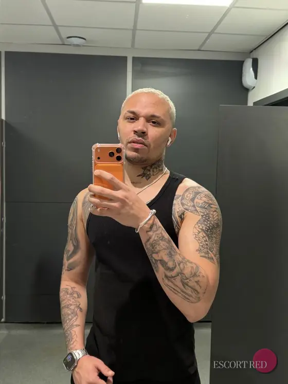 Vini, Brazilian male escort in Bangkok — photo 4